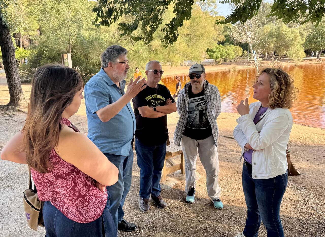 Visita de la líder de Podemos al parque junto a la asociación vecinal. | Podemos