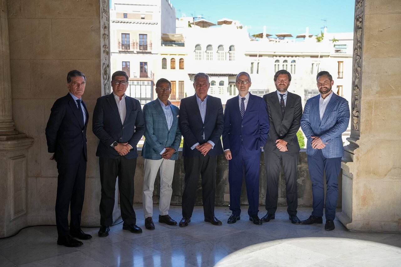 Foto de familia del alcalde y la multinacional Colliers, que ha adquirido la rama de ingeniería de Ayesa. | Ayto