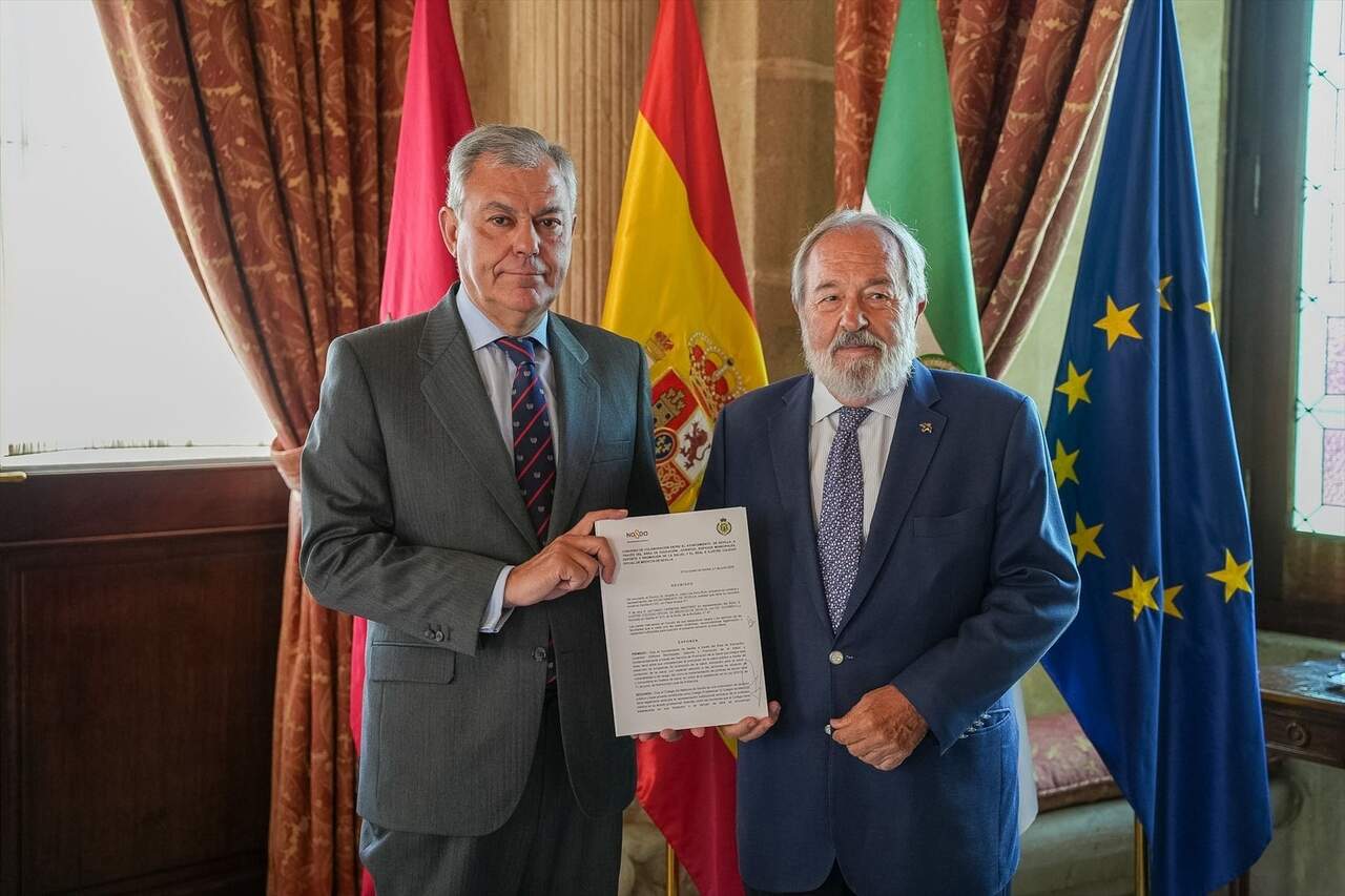EuropaPress_7563775_imagen_alcalde_sevilla_jose_luis_sazn_junto_presidente_colegio_oficial