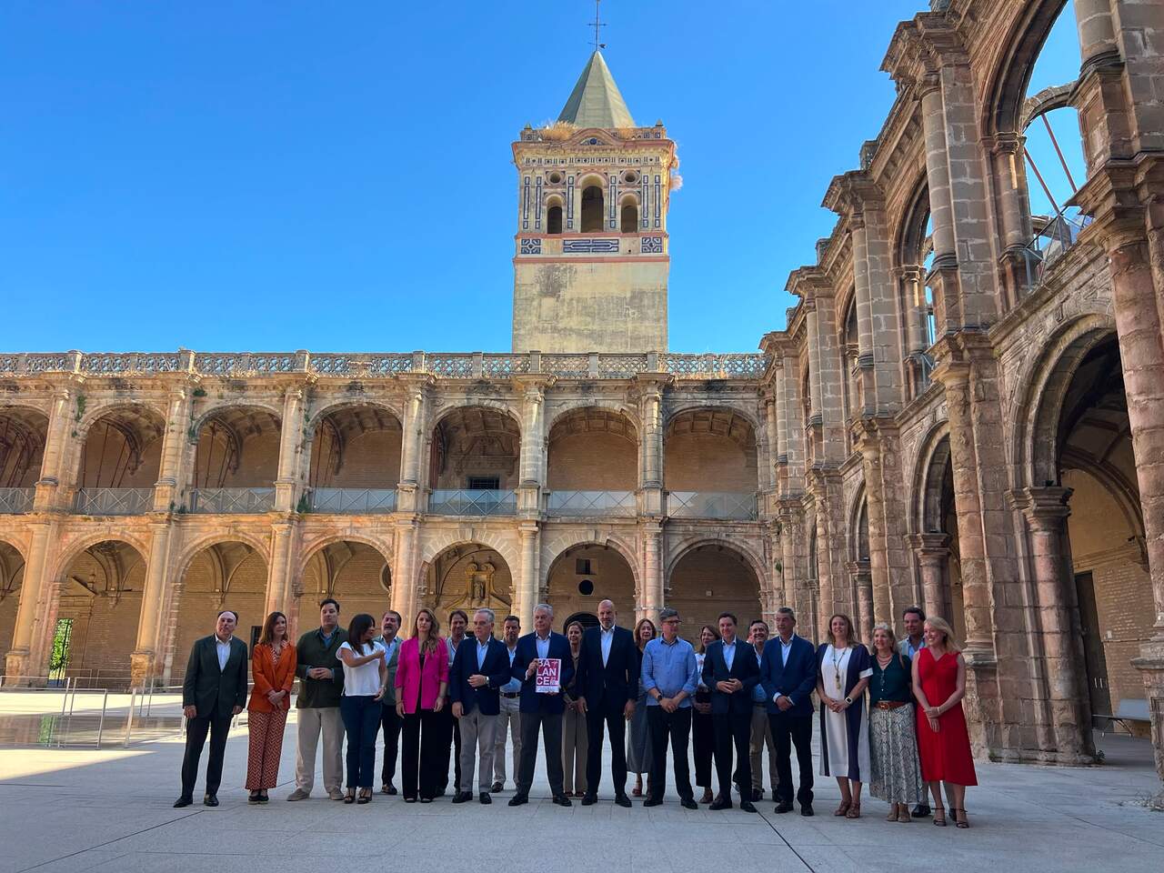 El alcalde con sus concejales y directores de distrito. | CT
