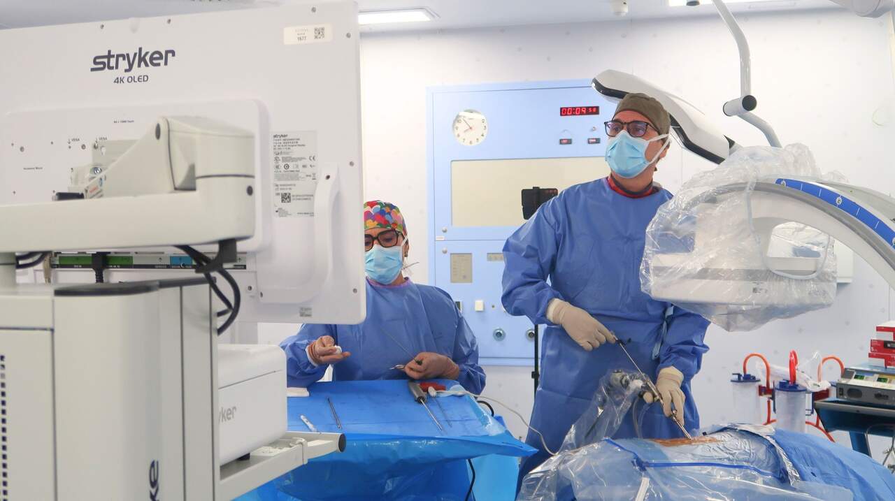 El Dr. Rafael Periáñez durante una cirugía endoscópica uniportal de columna en Vithas Sevilla. | VITHAS